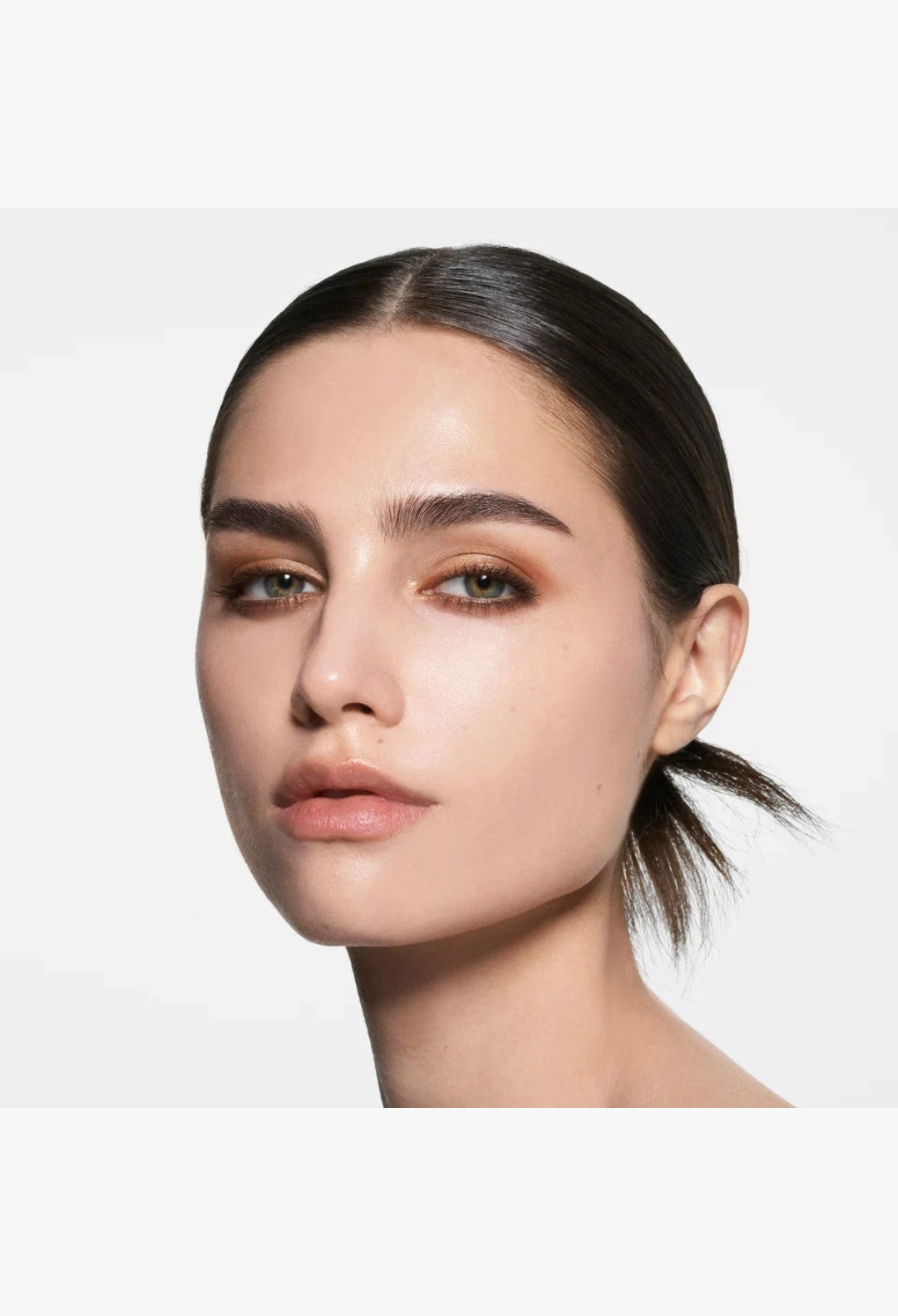 Model wearing GLAM MODA Eye Wardrobe Night Flash eyeshadow palette with shimmering beige and bronzed brown tones.