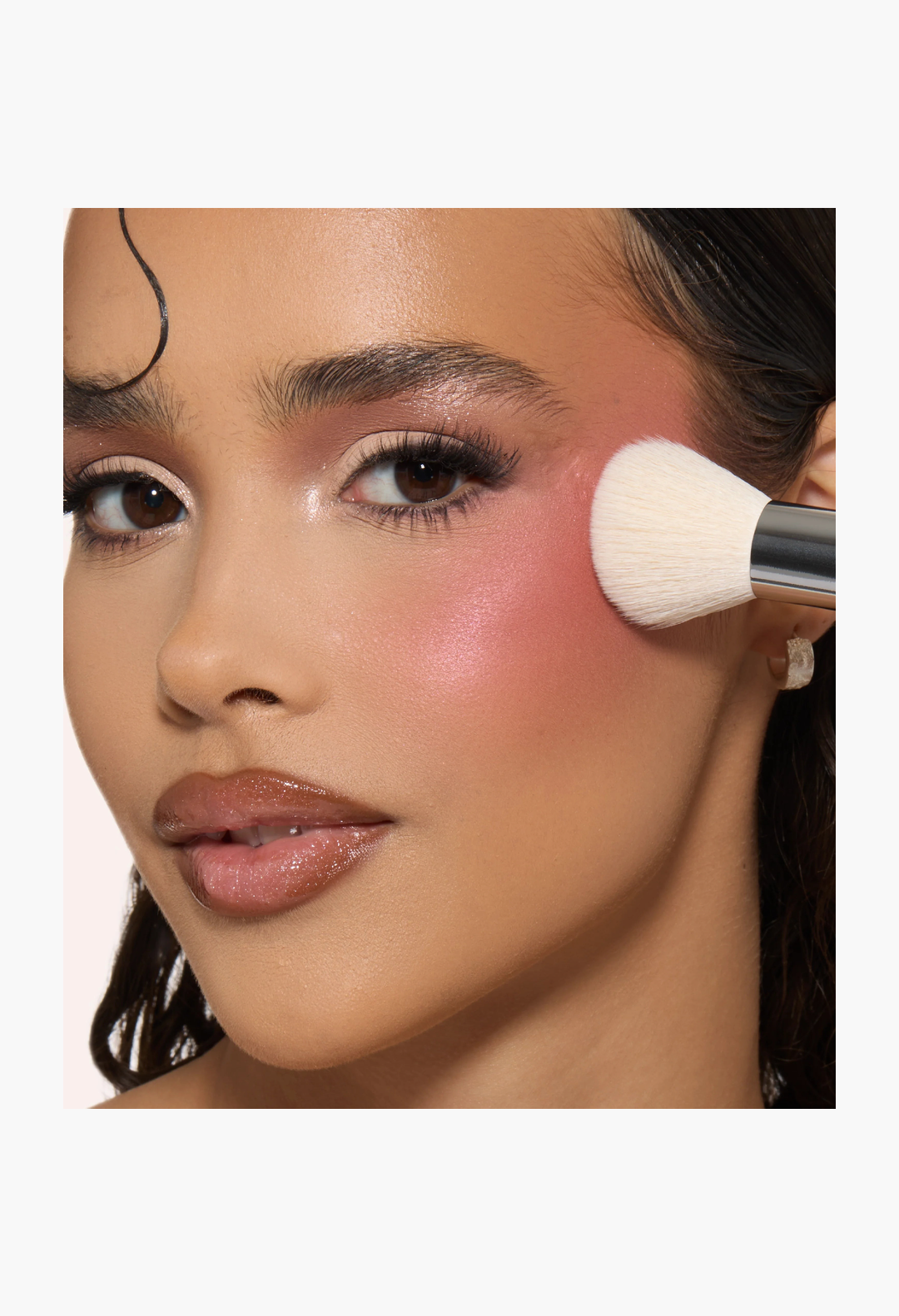 Huda Beauty Diffusing Cheek Brush